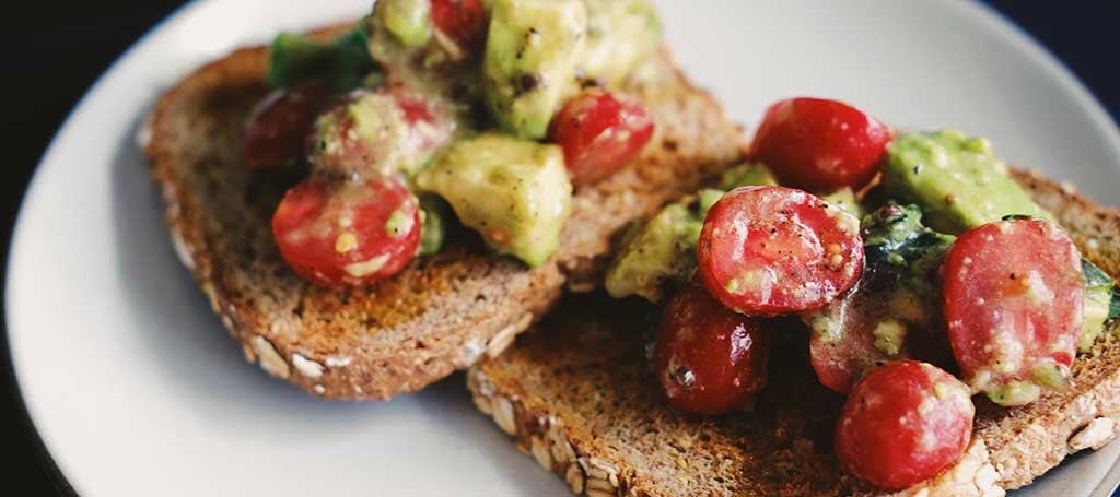 avocado bread tomatoes