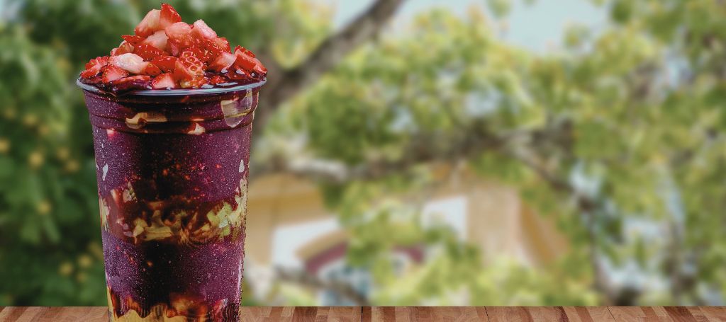 Açaí and fruit cream.